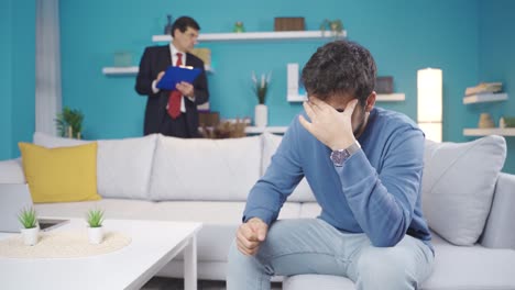 la casa del deudor y del joven sin dinero ha sido embargada y está enojado.