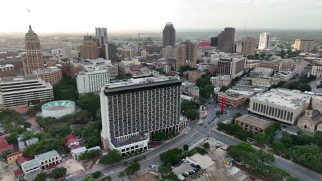 amplia antena cinematográfica del horizonte de san antonio y atracciones turísticas durante la puesta de sol.