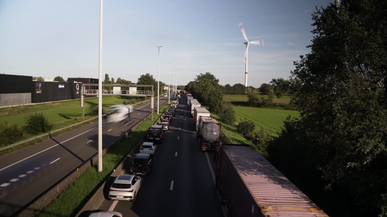 응급 차량이 벨기에 고속도로 도로에서 사고 현장에 서둘러, 시간 지연