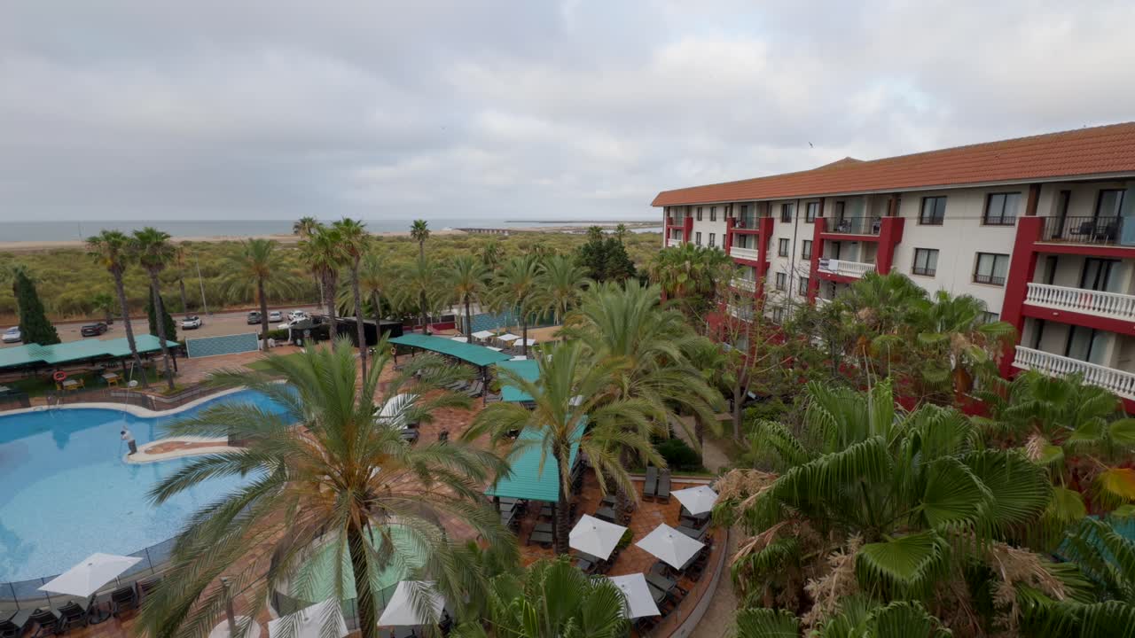Vista dal balcone della spiaggia, del mare e dell'hotel resort a Huelva, Andalusia, Spagna.