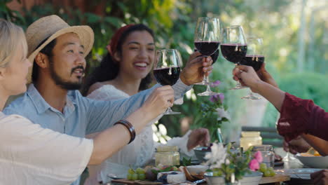 Freunde-Machen-Toast,-Feiern-Eine-Dinnerparty,-Trinken-Wein-Und-Essen-Mediterranes-Essen,-Sitzen-Am-Tisch-Und-Genießen-Einen-Schönen-Sommertag-Im-Freien,-4K-Videos