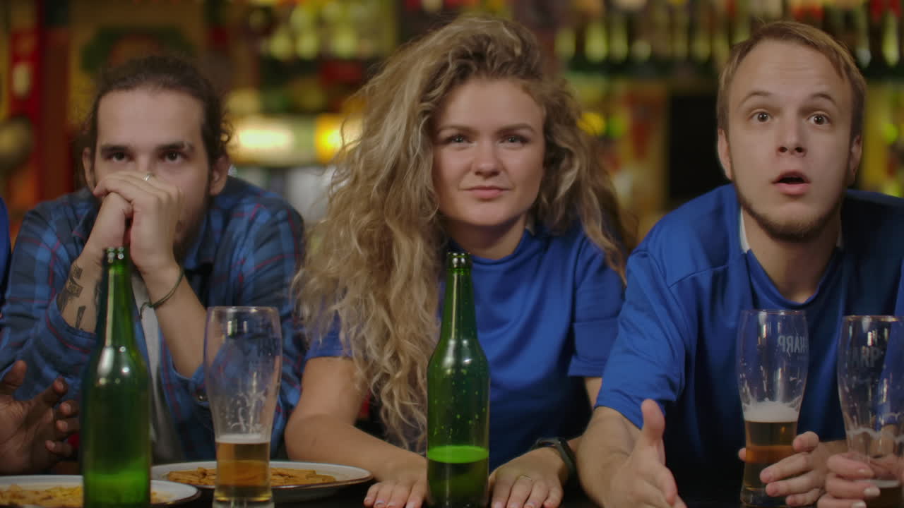 personas deportivas ocio amistad concepto de entretenimiento - felices aficionados al fútbol masculino y femenino o buenos amigos jóvenes bebiendo cerveza celebrando la victoria en un bar o pub. concepto de emociones positivas humanas