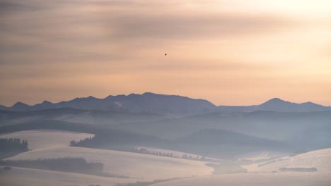 Globo-De-Aire-Caliente-Sobre-El-Increíble-Paisaje-Montañoso-De-Invierno-Con-Siluetas-Al-Atardecer