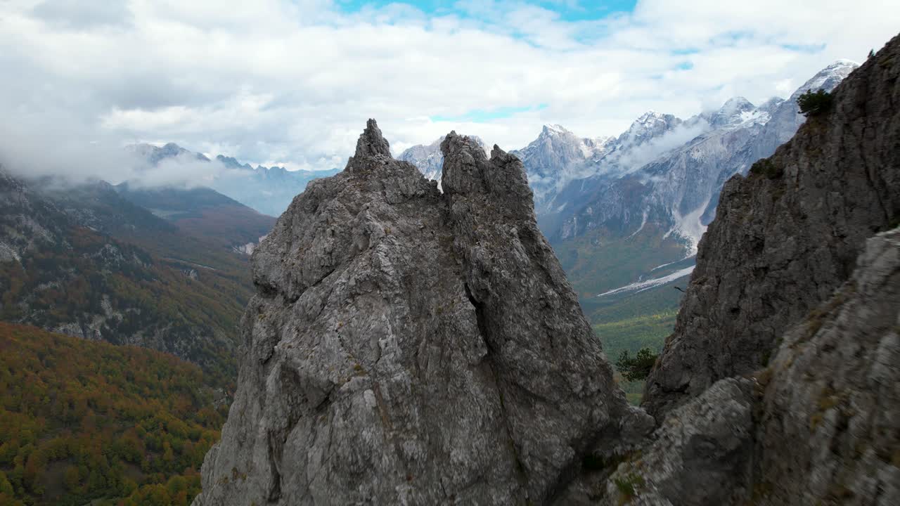 계곡, 임업, 구름의 놀라운 배경을 가진 알프스 산의 높은 바위 봉우리