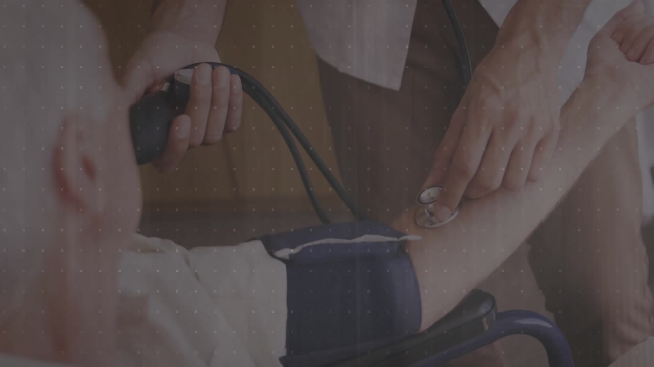 Medico che posiziona il bracciale sul braccio del paziente, stringendo il bulbo che gonfia il bracciale, mostrando i grafici della pressione sanguigna