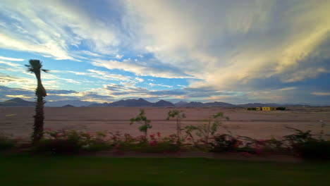 El-Crecimiento-Verde-Del-Oasis-Se-Encuentra-Con-El-Desierto-Egipcio.