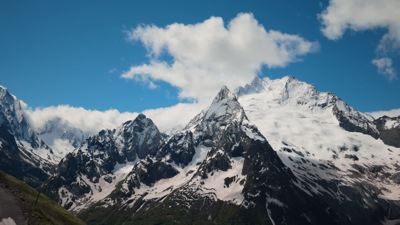 vuelo aéreo a través de nubes montañosas sobre hermosos picos nevados de montañas y glaciares.