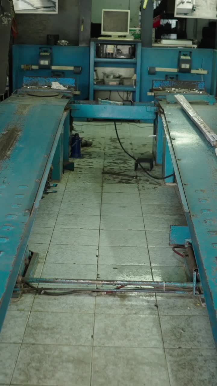 Ponte sollevatore in un'autofficina