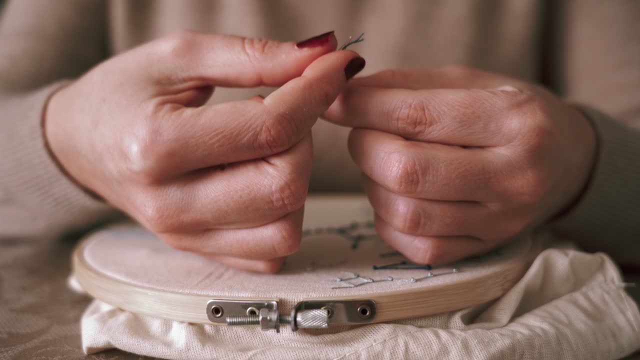 cosecha mujer sin rostro aguja de enhebrado para coser