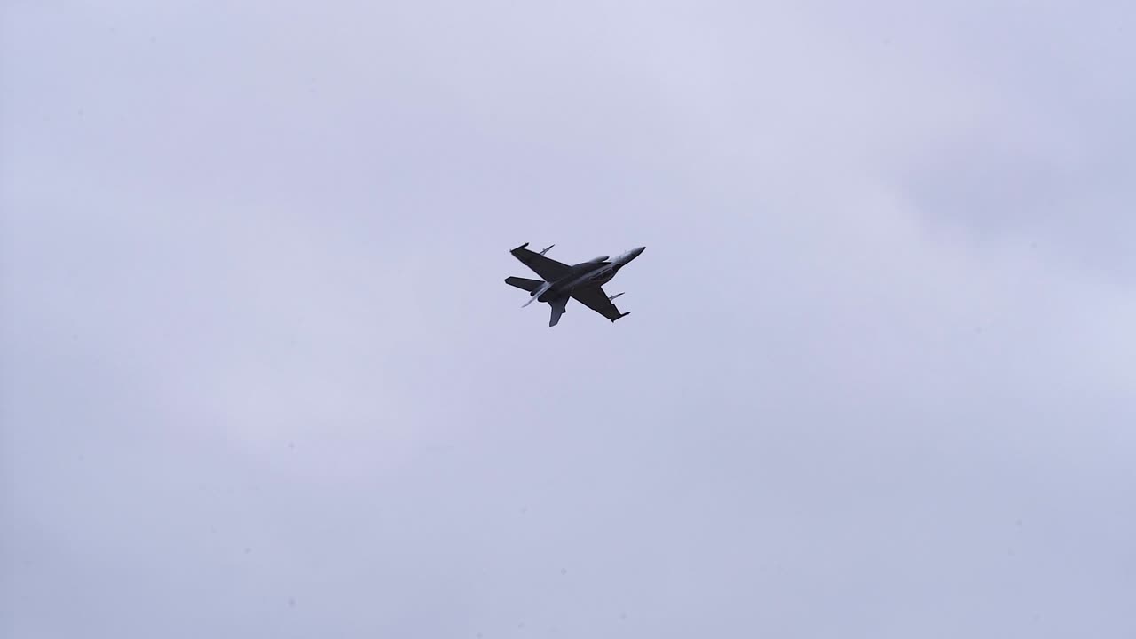 f:a-18f super hornet jet contra el cielo nublado - ángulo bajo