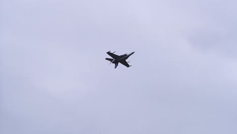 f:a-18f super hornet jet contra el cielo nublado - ángulo bajo