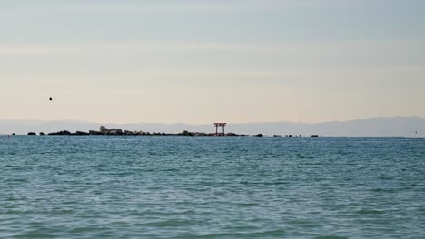 Hermosa-Vista-Minimalista-Al-Océano-Con-Una-única-Puerta-Torii-Japonesa