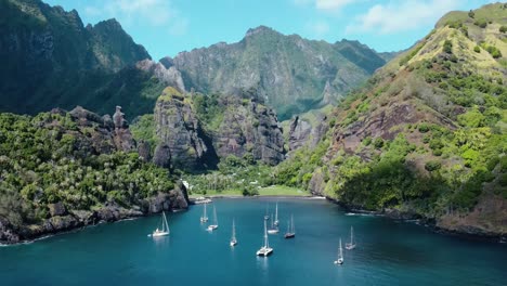 Timelapse-De-Nubes-Moviéndose-Y-Luz-Cambiando-Sobre-Montañas-Verdes-Tropicales-En-La-Bahía-De-Vírgenes-Isla-Fatu-Hiva-Marquesas-Polinesia-Francesa-En-El-Océano-Pacífico-Sur