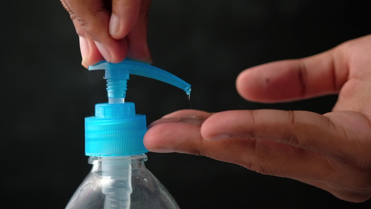 aplicación de desinfectante para las manos
