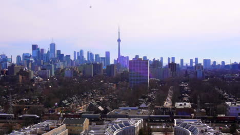 Skyline-Von-Toronto-Am-Morgen-Mit-Zug,-Der-Durch-Die-Aufnahme-Fährt