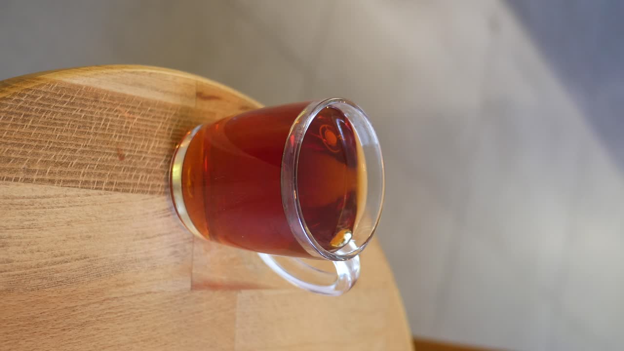 Чашка чая на деревянном столе.