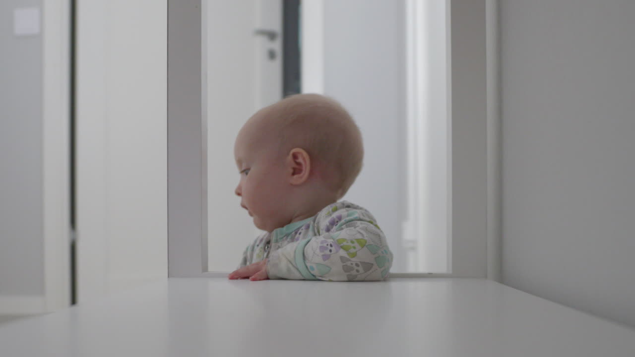 vista estática de muy bonito pijama de vestidos de bebé caucásicos con cohetes