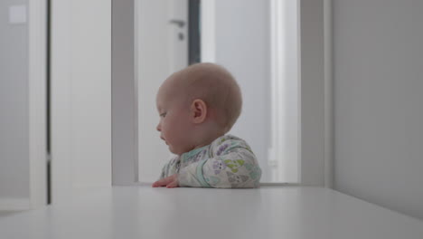 vista estática de muy bonito pijama de vestidos de bebé caucásicos con cohetes