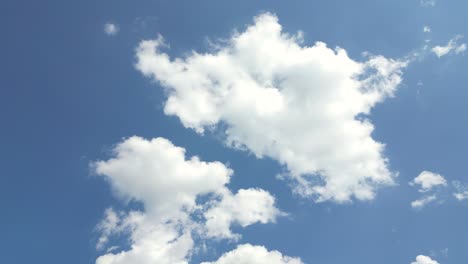 Sommer-Blauer-Himmel-Wolkenverlauf-Hellweißer-Hintergrund