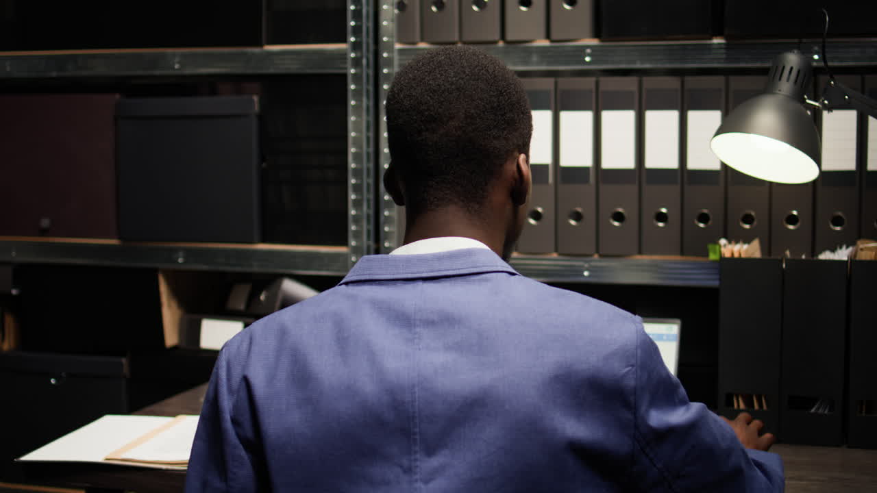 hombre trabajando en una oficina