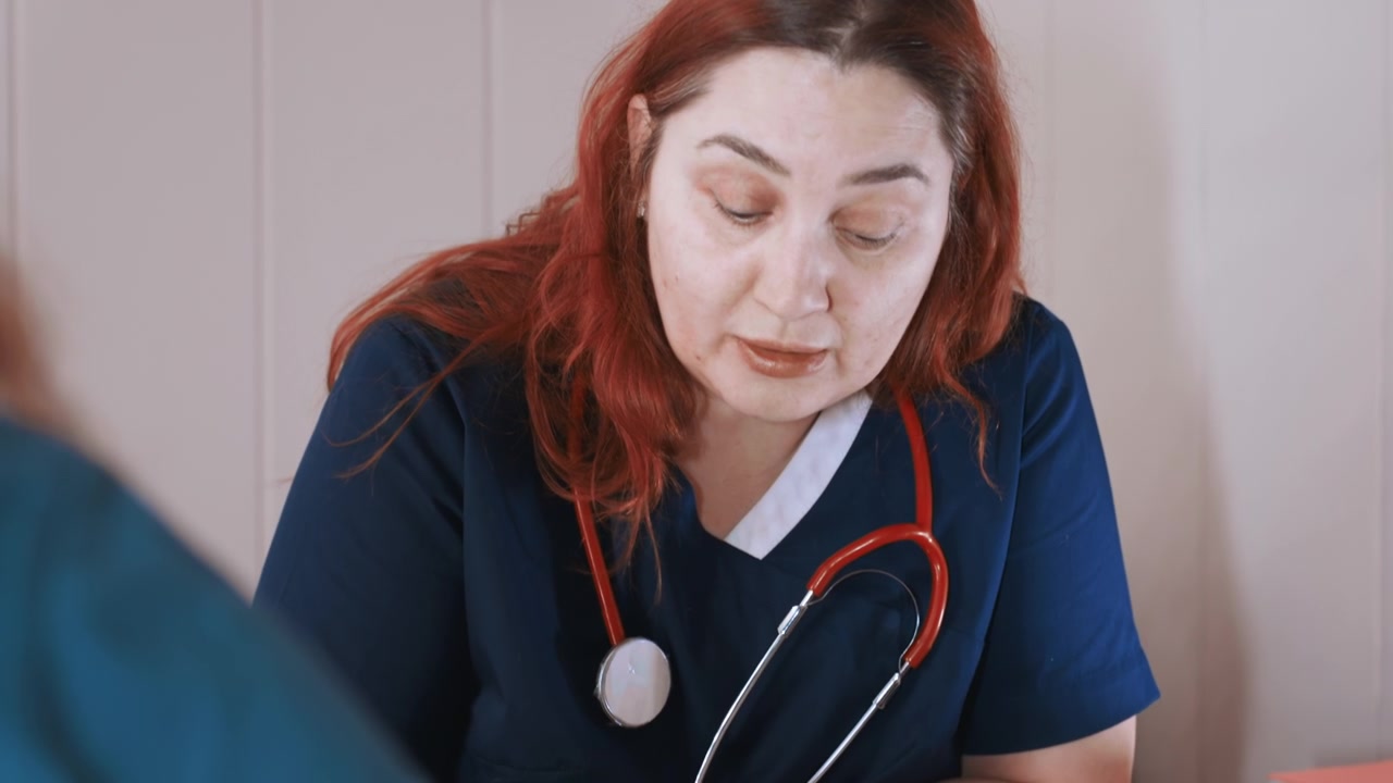 Compiti amministrativi medici. Infermiera che esamina i documenti del paziente. Infermiera amministrativa che gestisce diligentemente la documentazione medica. Professionista sanitario che organizza e verifica in modo efficiente la documentazione clinica.