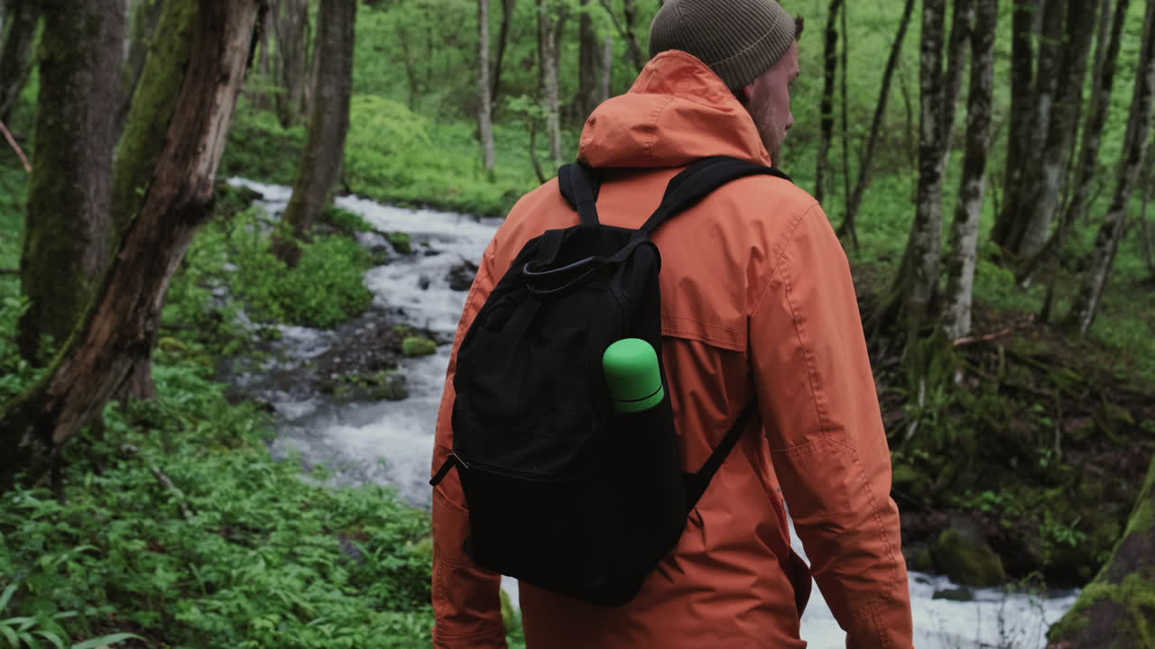 hombre caminando en un bosque
