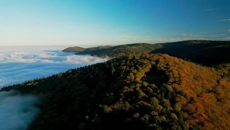 Herbsthügel-Mit-Nebel-Bei-Sonnenaufgang