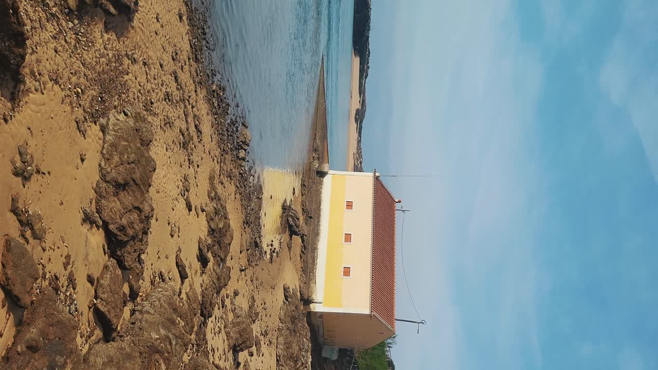La foce del fiume Mira che sfocia nell'Oceano Atlantico, Vila Nova De Milfontes, Parco Naturale della Costa Vicentina, Portogallo, Costa della Rota Vicentina