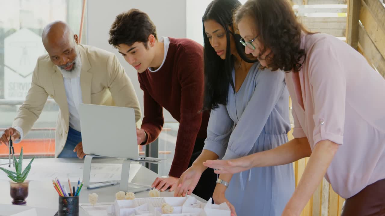 ejecutivos que trabajan en la mesa en la oficina 4k