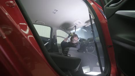 limpieza profesional de automóviles. lavado de sars. detalles interiores. limpieza en seco y detalles del interior de un automóvil. limpeza profunda de asientos. limpeza de espuma en el lavado de automóviles; limpieza del panel del automóvil del polvo. una aspiradora