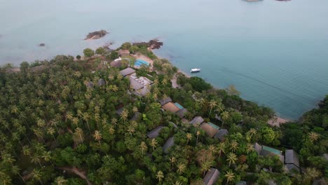 resort de la isla de la selva en el mar de andaman de tailandia durante la puesta de sol con agua azul turquesa, antena