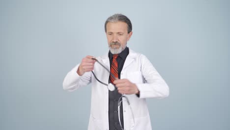 y el abrigo de médico.