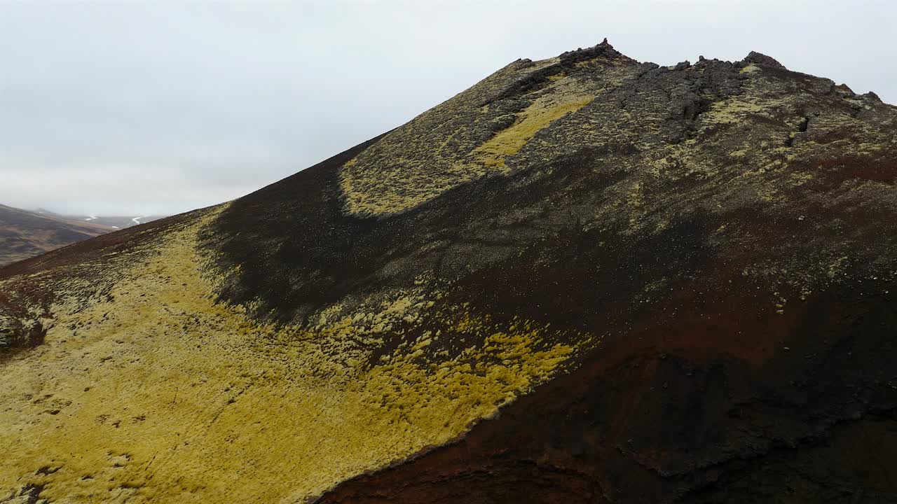vista aérea alrededor del área con el antiguo cráter del volcán en islandia