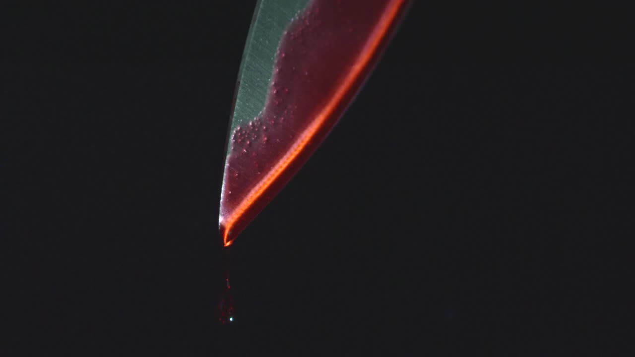 피 묻은 칼 떨어지는