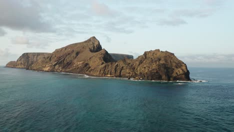 Increíble-Isla-Volcánica-Rodeada-De-Agua-Azul-Del-Océano,-Ilhéu-Da-Cal