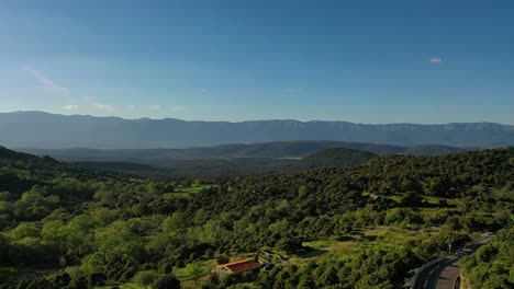 Vuelo-De-Dron-En-El-Valle-Del-Tietar-Viendo-El-Continuo-Sistema-Montañoso-A-Lo-Lejos-Y-Filmamos-Desde-El-Otro-Lado-Del-Valle-Que-Es-La-Sierra-De-San-Vicente-Con-Gran-Vegetación