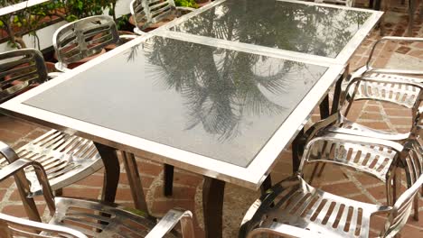 mesas y sillas de restaurante al aire libre