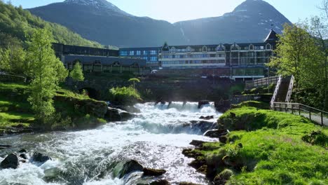 Famoso-Hotel-Union,-Geiranger,-Con-Vistas-A-La-Cascada-Del-Río-Cerca-Del-Fiordo-De-Geiranger