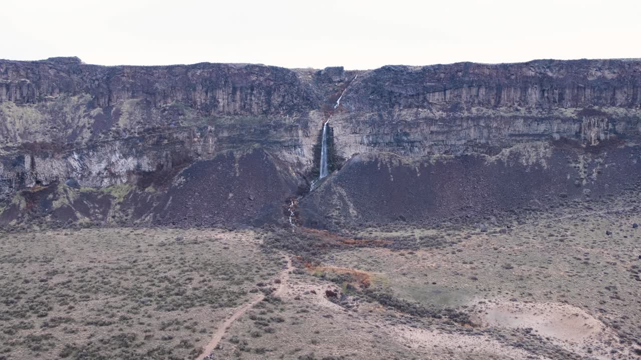 vista panorámica de la cascada que fluye en el vasto terreno volcánico de la cuenca de columbia frenchman coulee en el estado de washington, estados unidos