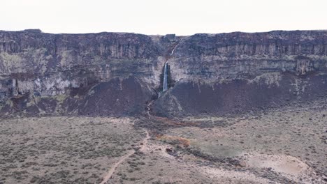 Scenic-landscape-view-of-waterfall-flowing-into-vast,-volcanic-terrain-of-Columbia-Basin-Frenchman-Coulee-in-State-of-Washington,-USA