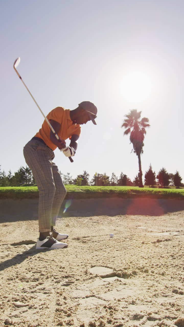 은 날 골프장에서 뛰는 아프리카계 미국인 남성 골프 선수의 수직 비디오