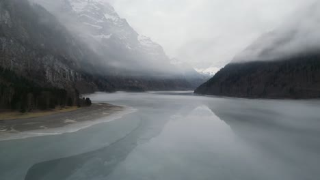 klöntalersee glarus suiza vuelo bajo sobre un increíble lago congelado con nubes de niebla