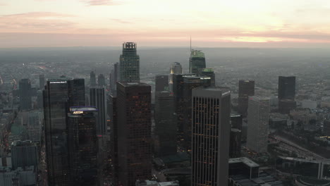 Luftaufnahme:-Atemberaubende-Weitwinkelaufnahme-Der-Innenstadt-Von-Los-Angeles,-Skyline-Von-Kalifornien-Bei-Sonnenuntergang