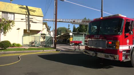 Camión-De-Bomberos-Respondiendo-A-La-Llamada-Al-911