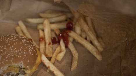 hamburguesa con queso y bocados con patatas fritas en plano panorámico medio