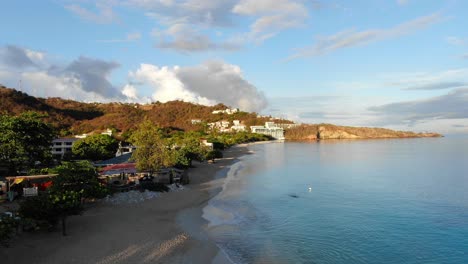 Häuser-An-Einem-Tropischen-Sandstrand,-Luftaufnahme