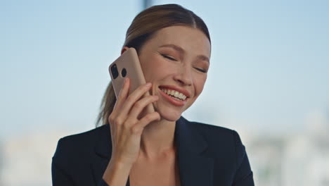 retrato de uma senhora alegre a falar por telemóvel no local de trabalho. chamada de uma mulher de negócios feliz