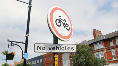 no hay señales de vehículos ni bicicletas en una carretera de una ciudad británica.