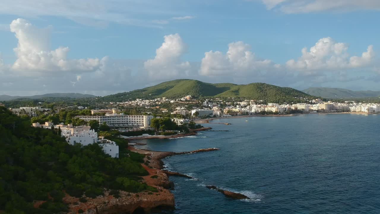 해안선 근처에 위치한 도시