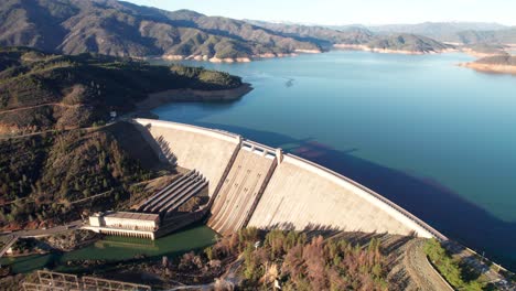 magnífica bandeja de drones de la presa de shasta, planta hidroeléctrica